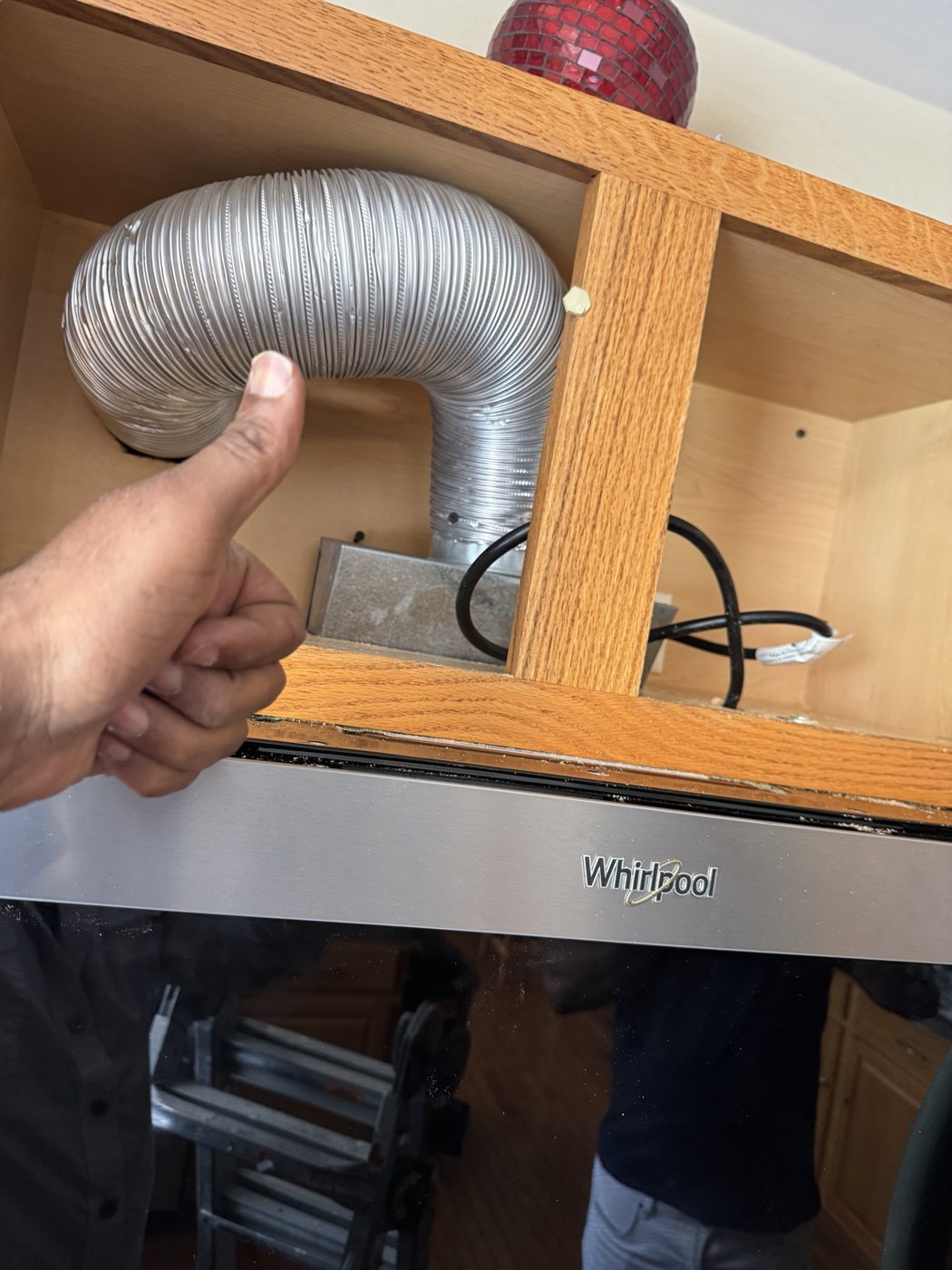 Microwave exhaust duct connected